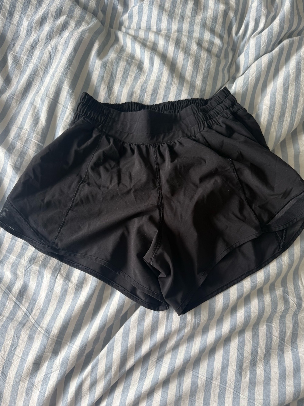 Lululemon hotty hot 2.5 inch high rise shorts size 4 black